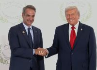 Θερμή Χειραψία Μητσοτάκη – Τραμπ πριν τη Σύνοδο για την Ειρήνη στη Γάζα Θερμή Χειραψία Μητσοτάκη – Τραμπ πριν τη Σύνοδο για την Ειρήνη στη Γάζα