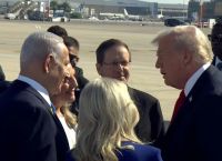 Έφτασε στο Τελ Αβίβ ο Ντόναλντ Τραμπ με σφιγμένη γροθιά και λέγοντας «ευχαριστώ» [vid]