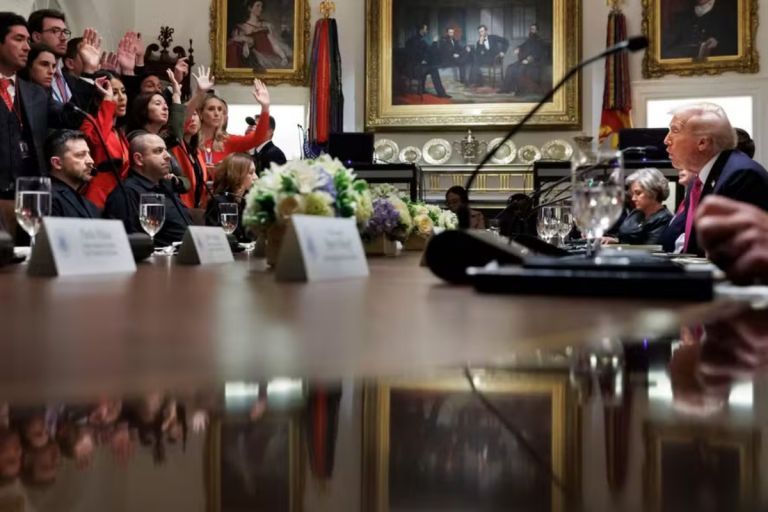 Διπλωματικό «πάγωμα»: Ο Τραμπ φρενάρει τον Ζελένσκι για Tomahawk