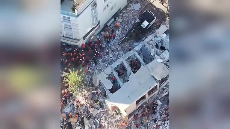 Κωνσταντινούπολη: Νεκρά 2 αδέλφια, ζωντανή κάτω από τα συντρίμμια η 18χρονη αδελφή τους