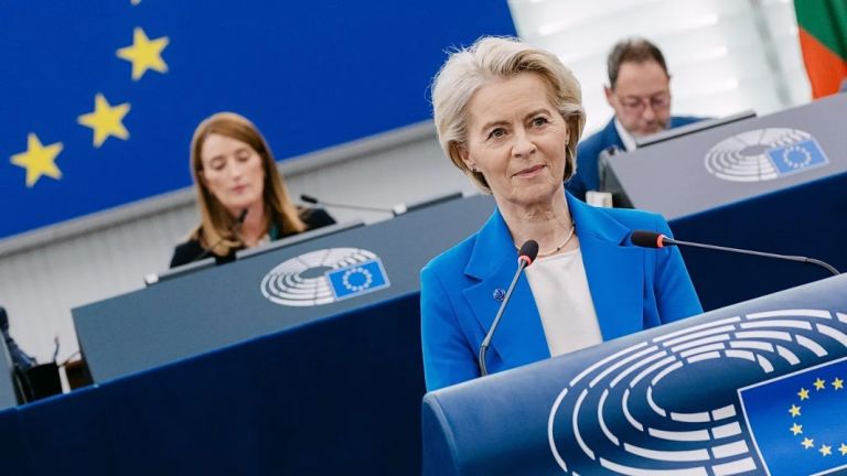 Φον ντερ Λάιεν επιβιώνει: Ακροδεξιά και Αριστερά απέτυχαν να ρίξουν την Επιτροπή