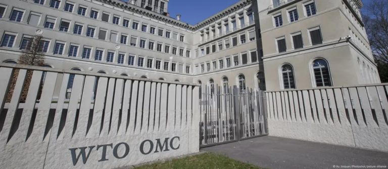ΠΟΕ: Άνοδος του εμπορίου το 2025 αλλά «βουτιά» το 2026 λόγω δασμών Τραμπ – Η απρόσμενη ώθηση από το ΑΙ