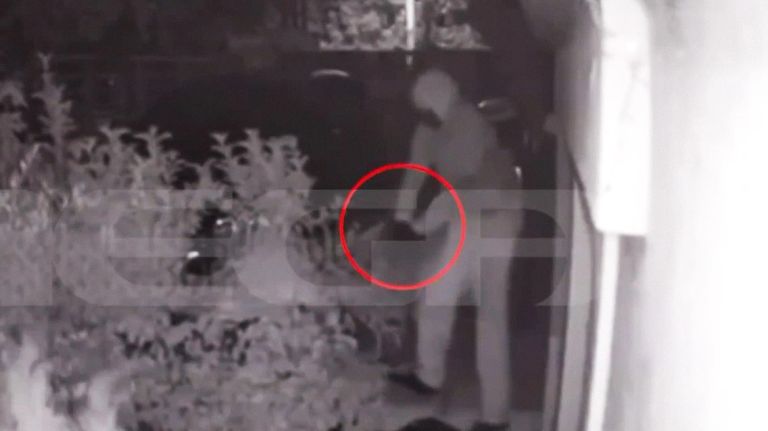Η στιγμή που ο δράστης στοχεύει με το όπλο τον 38χρονο στον Άγιο Στέφανο – «Μη με πυροβολείς, μη!»