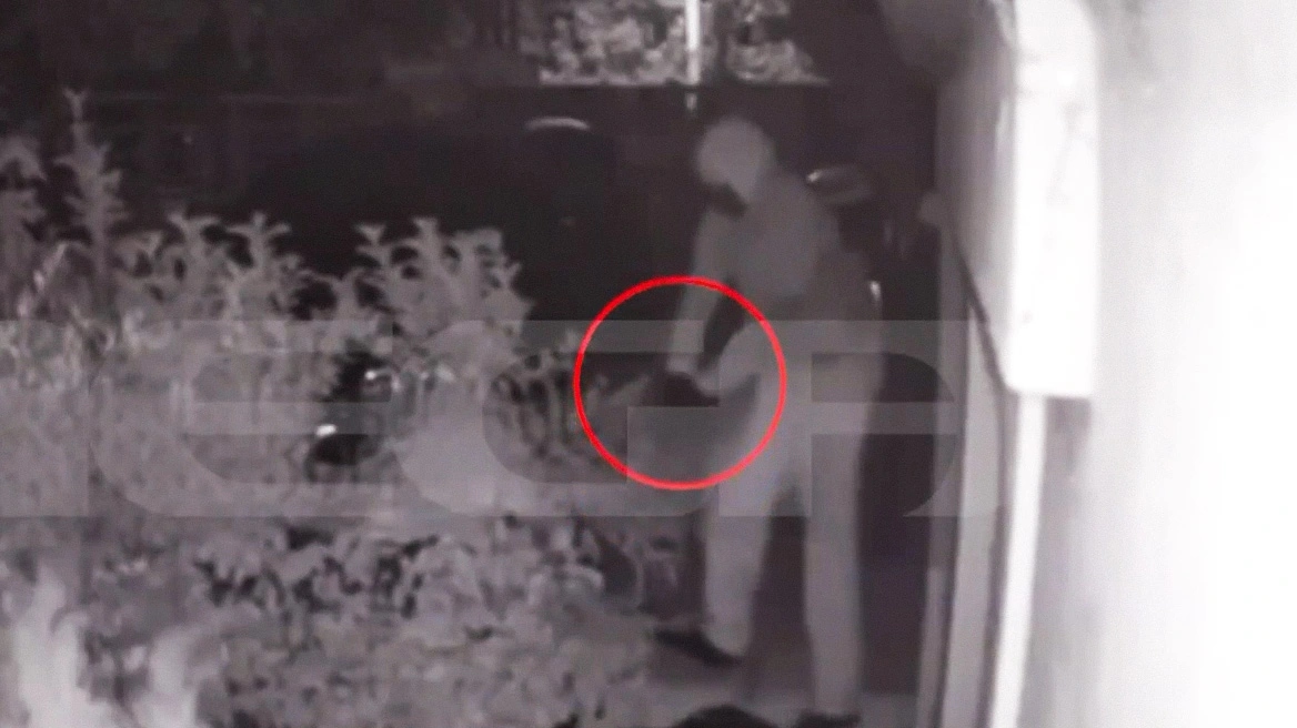 Η στιγμή που ο δράστης στοχεύει με το όπλο τον 38χρονο στον Άγιο Στέφανο – «Μη με πυροβολείς, μη!»