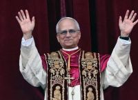 Πάπας Λέων ΙΔ’: “Βοήθεια ΤΩΡΑ στη Γάζα – Λύση δύο κρατών!” – Αμπάς αφήνει λουλούδια στον τάφο Φραγκίσκου