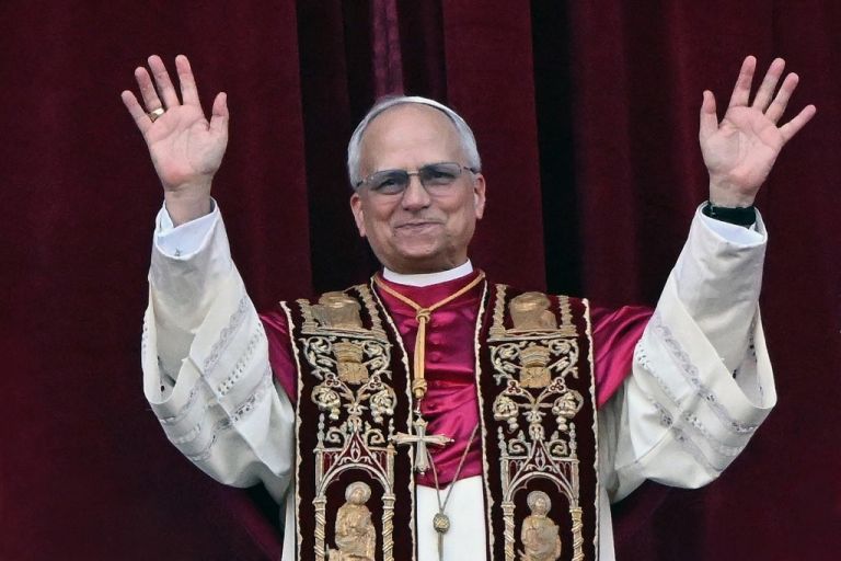 Πάπας Λέων ΙΔ’: “Βοήθεια ΤΩΡΑ στη Γάζα – Λύση δύο κρατών!” – Αμπάς αφήνει λουλούδια στον τάφο Φραγκίσκου