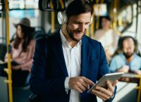 ΔΩΡΕΑΝ WiFi σε 897 λεωφορεία Αθήνας – 15,8 εκατ. ευρώ για ίντερνετ, infotainment και έξυπνες οθόνες!