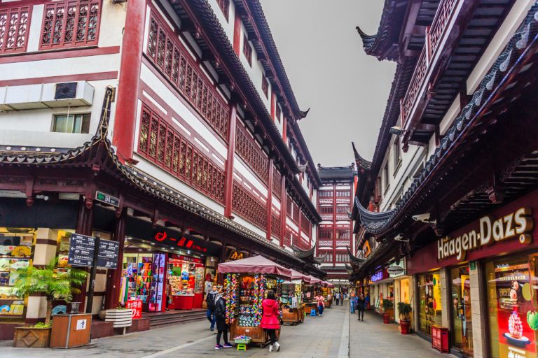 Ασία: Το SOS του Υπερτουρισμού – Πώς Καταστρέφει Μνημεία και Ζωή Κατοίκων