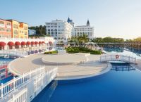 Οι 4 οικογένειες Ελλήνων εφοπλιστών που χτίζουν πολυτελή ξενοδοχεία και βίλες