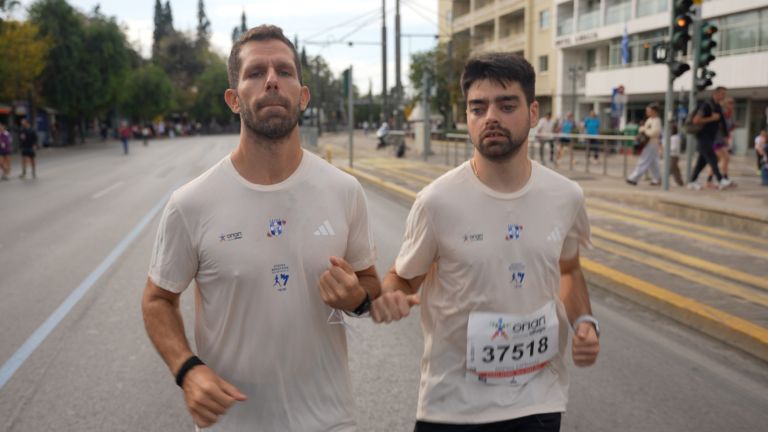 Ο Μαραθώνιος δεν είναι αγώνας, είναι συναίσθημα – Δείτε την ιστορία του Μάριου Σαρέλλα που εμπνέει [vid]