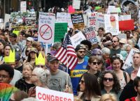 Ρεάλιτι σόου όπου μετανάστες «πολεμάνε» για green card – Daily Mail: «ICE Barbie» Noem το «υποστηρίζει»!