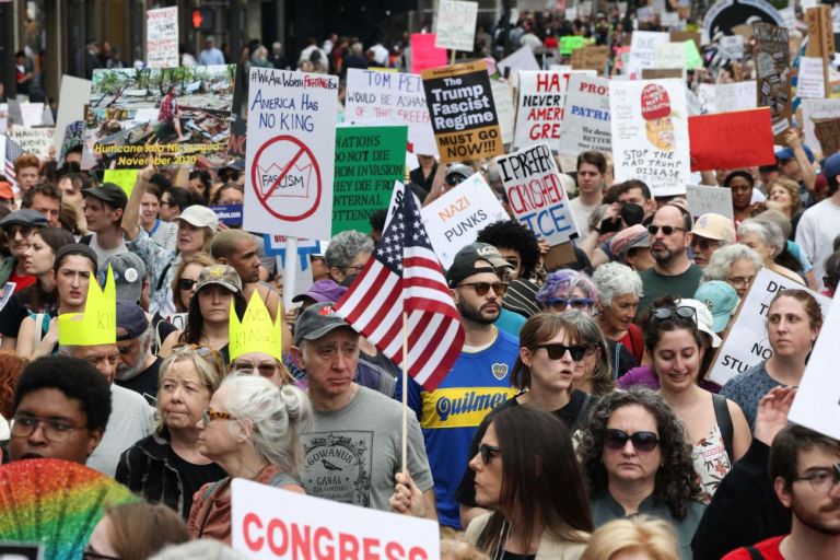 Ρεάλιτι σόου όπου μετανάστες «πολεμάνε» για green card – Daily Mail: «ICE Barbie» Noem το «υποστηρίζει»!