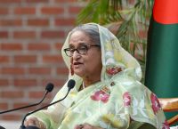 Έργα και ημέρες της Σέιχ Χασίνα – Η πρώην πρωθυπουργός του Μπαγκλαντές που καταδικάστηκε σε θάνατο