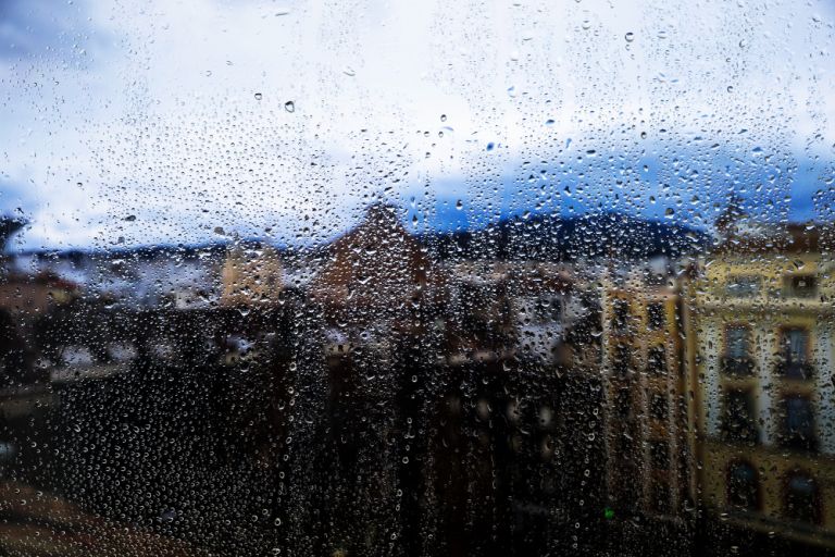 Καιρός: Μαρουσάκης και ΕΜΥ χτυπάνε «κόκκινο» – Επικίνδυνες καταιγίδες μέχρι Σάββατο