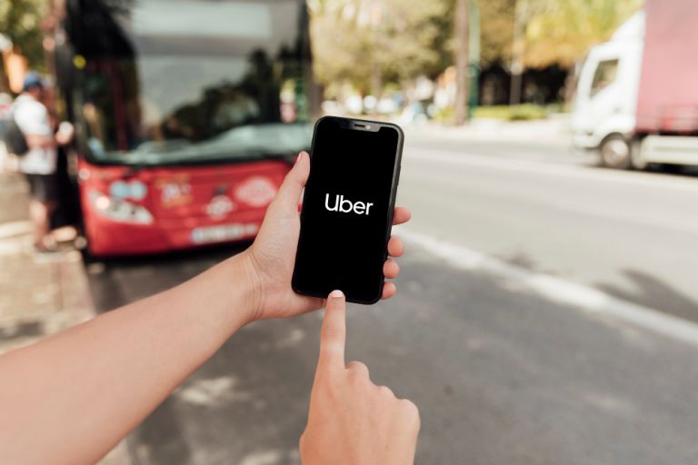 UBER: ΔΩΡΕΑΝ & ΑΣΦΑΛΕΙΣ μετακινήσεις σε γυναίκες θύματα ενδοοικογενειακής βίας!