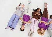 Τα 10 θανάσιμα αμαρτήματα των «μεγάλων» στα μηνύματα που κάνουν την Gen Z να θέλει να σπάσει το κινητό της