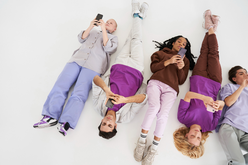 Τα 10 θανάσιμα αμαρτήματα των «μεγάλων» στα μηνύματα που κάνουν την Gen Z να θέλει να σπάσει το κινητό της