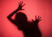 Κάθε 10 λεπτά μια γυναίκα δολοφονείται από σύντροφο ή συγγενή – 50.000 νεκρές το 2024!