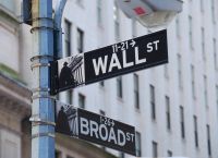 WALL STREET “αιμορραγεί” 1%: Nasdaq -1%, Dow -0,65% – Δασμοί Τραμπ “καίνε” 153.000 θέσεις εργασίας!