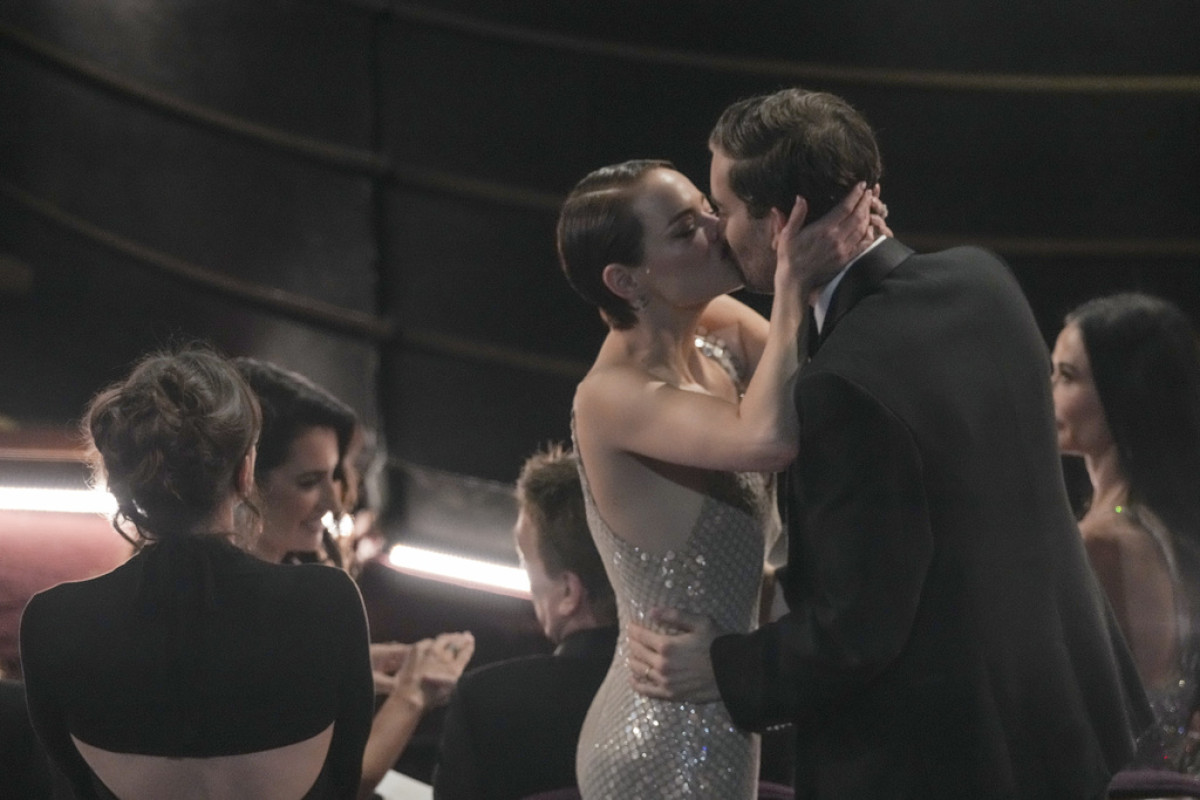 Έμμα Στόουν: Ο Ντέιβ ΜαΚάρι, ο Σύντροφος που Της Έδωσε Ισορροπία Μακριά από τα Φώτα