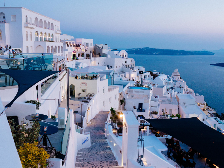 Ο ένοχος πίσω από τους σεισμούς της Σαντορίνης αποκαλύφθηκε: Ένα γιγάντιο κύμα μάγματος που ταράζει τη Γη