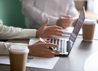 Μισθοί δύο ταχυτήτων: Ανισότητες ανά φύλο και μέγεθος επιχείρησης στην Ελλάδα