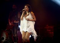 Γιορτινή λάμψη στις πίστες: Τα μεγάλα ονόματα που “ζεσταίνουν” την Αθήνα