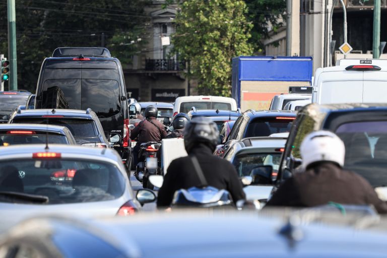 Πάνω από 500.000 Έλληνες ετοιμάζονται να «παγώσουν» το αυτοκίνητό τους