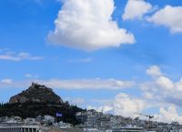 Airbnb: Βάζει λεφτά στον Λυκαβηττό – Χρηματοδοτεί τον Δήμο Αθηναίων για την ανάπλαση του εμβληματικού λόφου