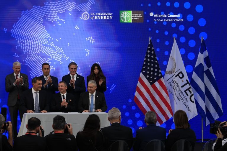 Helleniq Energy και ExxonMobil υπέγραψαν συμφωνία για τους υδρογονάνθρακες