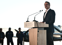 Από την Ελευσίνα στο… μέλλον: Μητσοτάκης τάσσει λιμάνια, αυξήσεις και αεροπλάνα Canadair 515