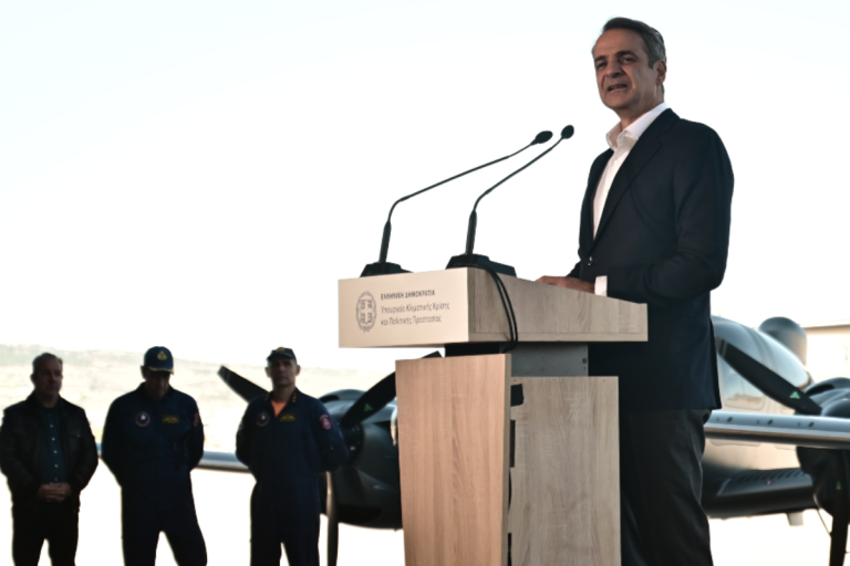 Από την Ελευσίνα στο… μέλλον: Μητσοτάκης τάσσει λιμάνια, αυξήσεις και αεροπλάνα Canadair 515