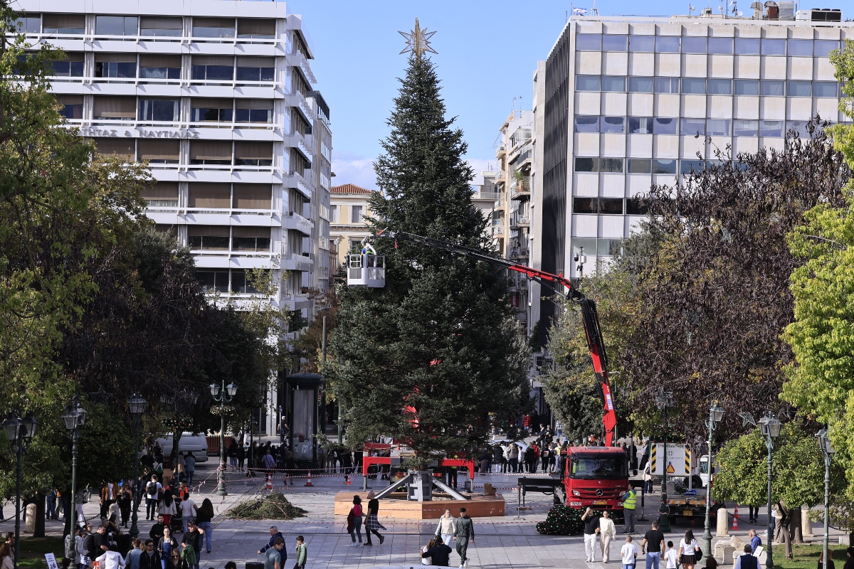 Χριστούγεννα στην Αθήνα: Πότε φωταγωγείται το δέντρο – Το πρόγραμμα της εκδήλωσης στο Σύνταγμα