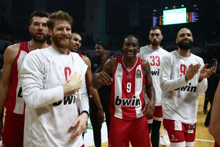 «ΦΕΥΓΕΙ» ΑΠΟ ΟΛΥΜΠΙΑΚΟ; Τούρκοι «βόμβα» – Φενέρ & Εφές «κυνηγούν» τον Αμερικανό!