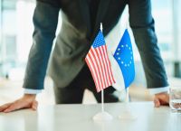 Πιέζει ΗΠΑ για μείωση δασμών σε χάλυβα και κρασί – «Κόψτε το 50%, αλλιώς…»