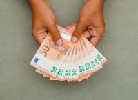 ΧΡΙΣΤΟΥΓΕΝΝΙΑΤΙΚΟ ΔΩΡΟ 600 ΕΚΑΤ.: Από σήμερα «βρέχει» λεφτά σε 2,4 εκατ. πολίτες – Δείτε αν είστε μέσα!