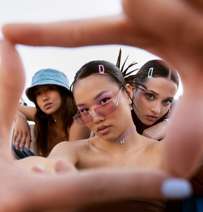 Τα 10 θανάσιμα αμαρτήματα των «μεγάλων» στα μηνύματα που κάνουν την Gen Z να θέλει να σπάσει το κινητό της