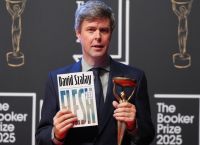 Booker Prize 2025: Ο Ντέιβιντ Σαλάι θριαμβεύει με το Flesh – Mυθιστόρημα που «σπάει» τα όρια της λογοτεχνίας