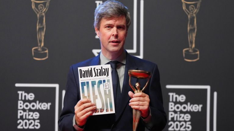 Booker Prize 2025: Ο Ντέιβιντ Σαλάι θριαμβεύει με το Flesh – Mυθιστόρημα που «σπάει» τα όρια της λογοτεχνίας