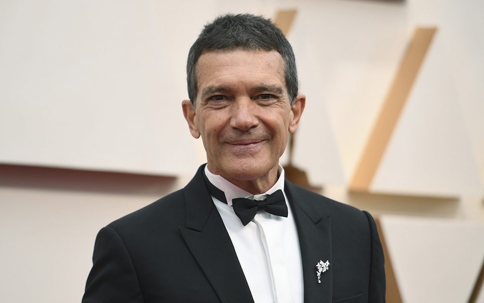 ΑΝΤΟΝΙΟ ΜΠΑΝΤΕΡΑΣ ΣΥΓΚΛΟΝΙΖΕΙ: «Μετά το έμφραγμα έκλαψα για τα πάντα – Το θέατρο είναι Ιερό της Αλήθειας!»