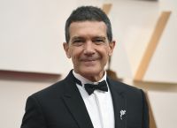 ΑΝΤΟΝΙΟ ΜΠΑΝΤΕΡΑΣ ΣΥΓΚΛΟΝΙΖΕΙ: «Μετά το έμφραγμα έκλαψα για τα πάντα – Το θέατρο είναι Ιερό της Αλήθειας!»