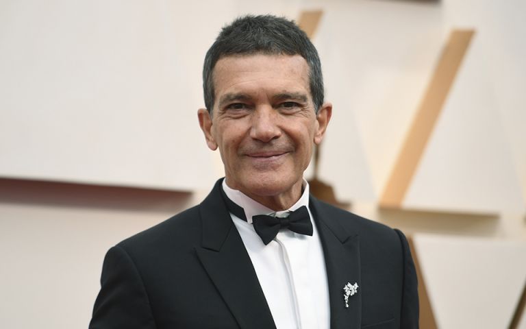 ΑΝΤΟΝΙΟ ΜΠΑΝΤΕΡΑΣ ΣΥΓΚΛΟΝΙΖΕΙ: «Μετά το έμφραγμα έκλαψα για τα πάντα – Το θέατρο είναι Ιερό της Αλήθειας!»