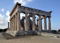 Αίγινα: Εγκαίνια Αναβάθμισης Ναού Αφαίας – Φωτισμός, Πυροπροστασία, Αναβατόριο ΑμεΑ