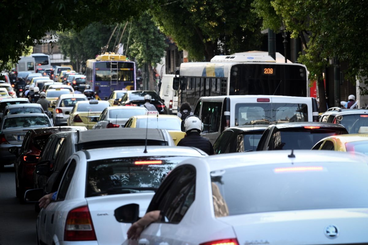 187.000 ”Φωτιά” ειδοποιητήρια: ΑΑΔΕ –  Υπουργεία ”Γαζώνουν” ανασφάλιστα και απλήρωτα οχήματα