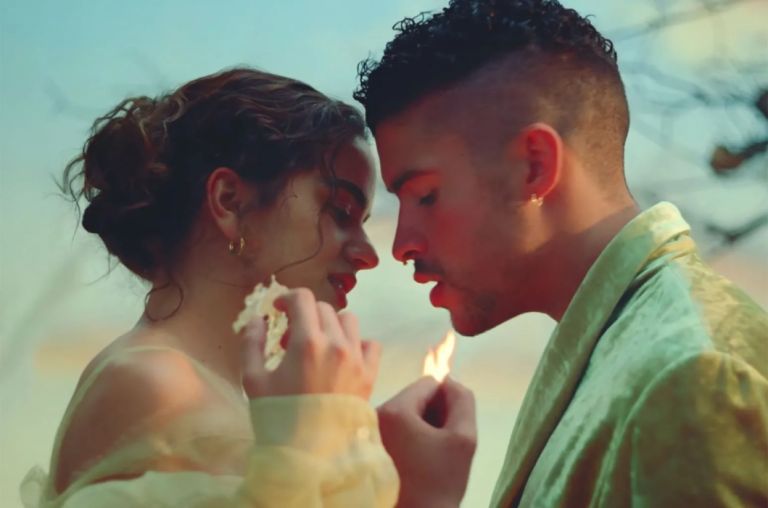 Η γλώσσα ως πράξη αντίστασης: Bad Bunny, Rosalía και η νέα πολιτισμική μάχη για την ταυτότητα