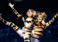 Sam Bateson: «Το “Cats” άλλαξε για πάντα τον χορό στο μιούζικαλ – Κάθε βράδυ παίζω μια γάτα»