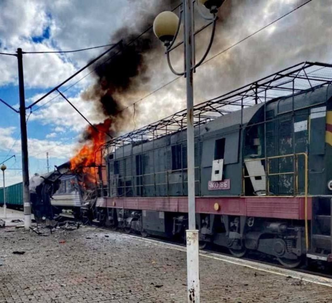 Τα τρένα στόχος της Ρωσίας: Εντείνονται οι φονικές επιθέσεις στο σιδηροδρομικό δίκτυο της Ουκρανίας