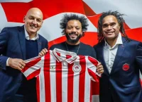 ΜΑΡΣΕΛΟ ΟΛΥΜΠΙΑΚΟΣ: Χαμόγελο μέχρι τ’ αυτιά με την εμφάνιση των 100 χρόνων – Δίπλα σε Καρεμπέ & Κοβάσεβιτς!