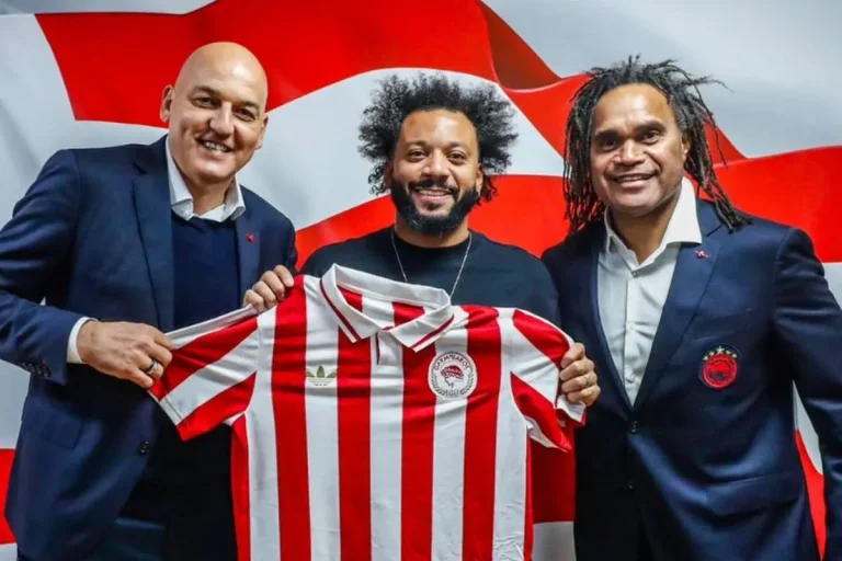 ΜΑΡΣΕΛΟ ΟΛΥΜΠΙΑΚΟΣ: Χαμόγελο μέχρι τ’ αυτιά με την εμφάνιση των 100 χρόνων – Δίπλα σε Καρεμπέ & Κοβάσεβιτς!