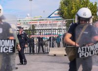 ΜΑΤ χτυπούν δικό τους αστυνομικό: “Μην τον βαράτε, είναι δικός μας!